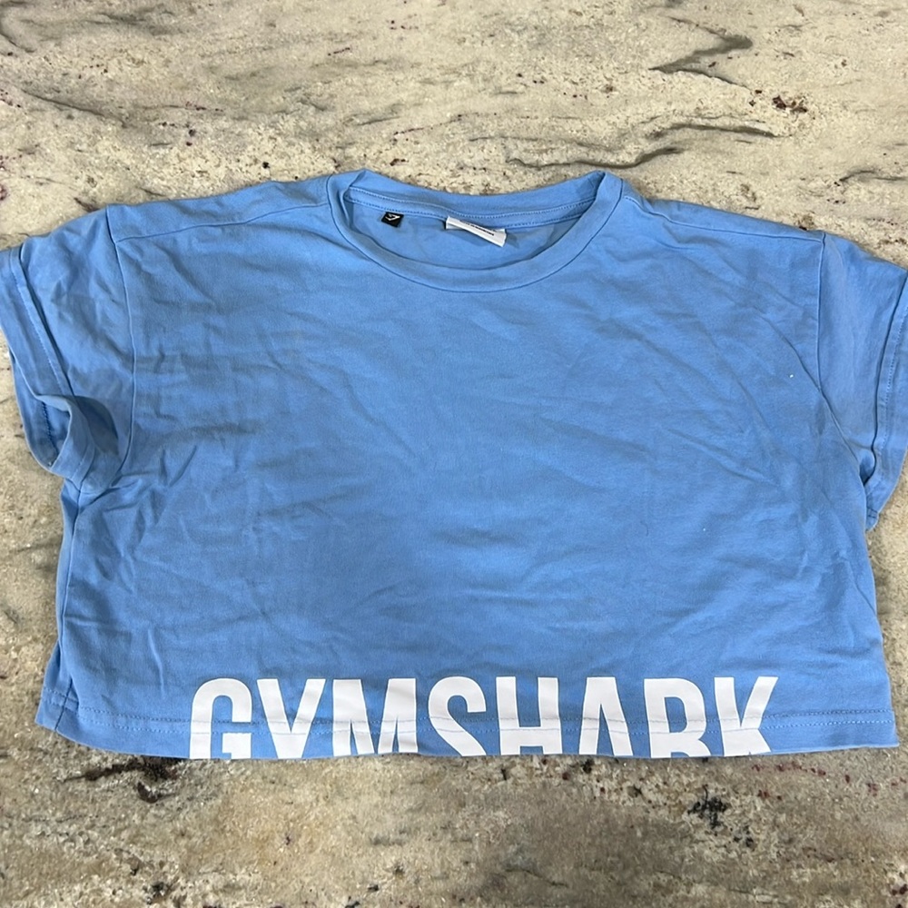 Gym shark cropped shirt